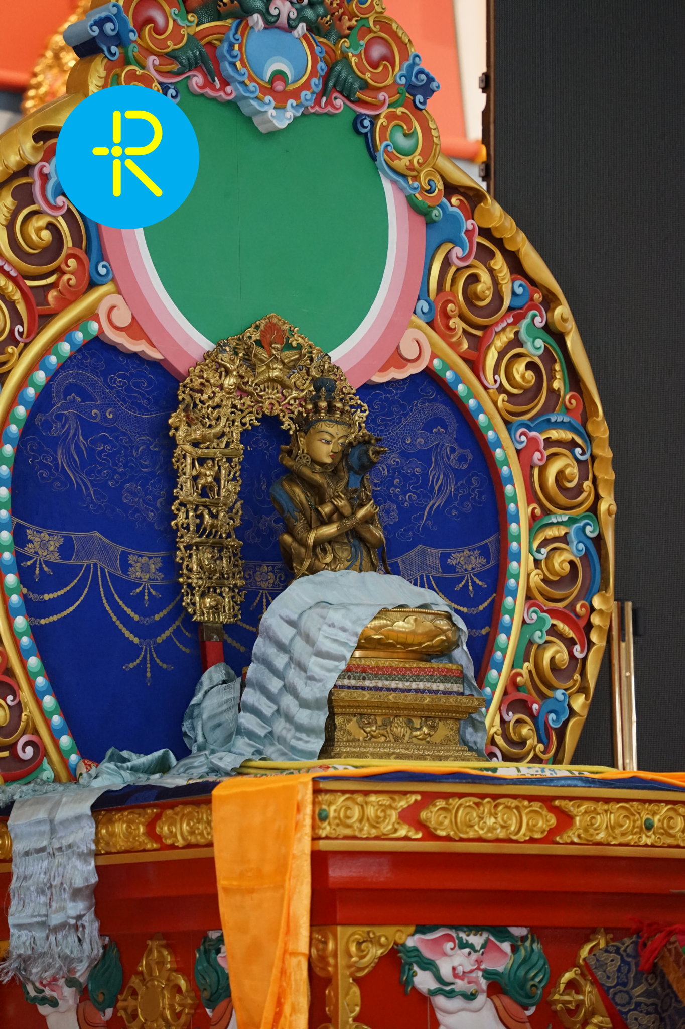 Өндөр Гэгээн Занабазарын мэлмий гийсний 390 жилийн ойн өдөрт зориулан Гандантэгчинлэн хийдийн Батцагаан цогчэн дуганд Очирдарь бурхныг заллаа